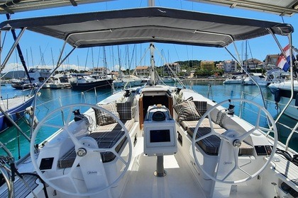 Hire Sailboat Bavaria Cruiser 37 Jezera