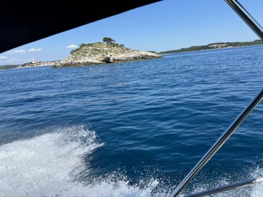 Rovigno Motorboat Galia 630 Sundeck alt tag text