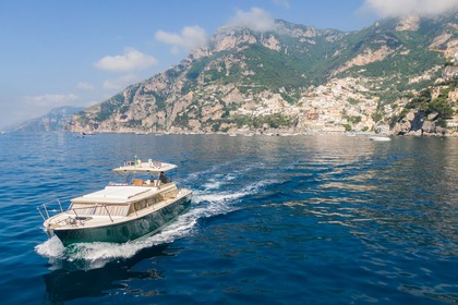 Rental Motorboat CHRIS CRAFT COMMANDER 31 Amalfi